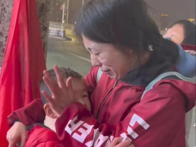 身份曝光老公自杀二婚被赶出门本人回应麻将胡了2试玩网站女子带两娃摆摊后续(图3)
