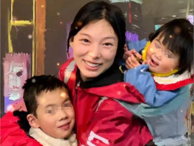 身份曝光老公自杀二婚被赶出门本人回应麻将胡了2试玩网站女子带两娃摆摊后续