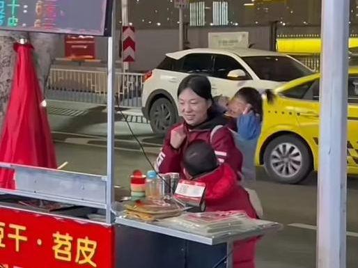 身份曝光老公自杀二婚被赶出门本人回应麻将胡了2试玩网站女子带两娃摆摊后续(图12)