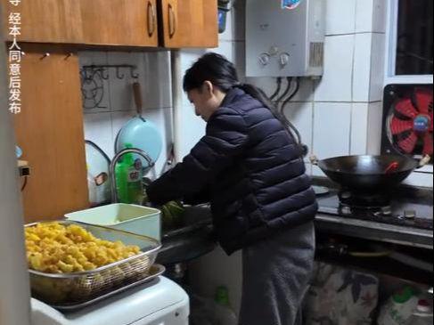 身份曝光老公自杀二婚被赶出门本人回应麻将胡了2试玩网站女子带两娃摆摊后续(图18)