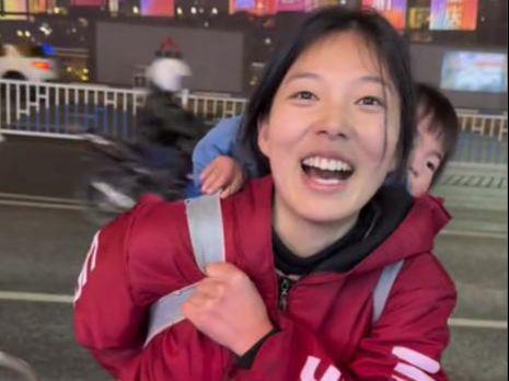 身份曝光老公自杀二婚被赶出门本人回应麻将胡了2试玩网站女子带两娃摆摊后续(图21)