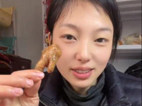 身份曝光老公自杀二婚被赶出门本人回应麻将胡了2试玩网站女子带两娃摆摊后续(图28)