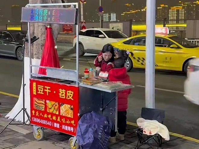 身份曝光老公自杀二婚被赶出门本人回应麻将胡了2试玩网站女子带两娃摆摊后续(图27)