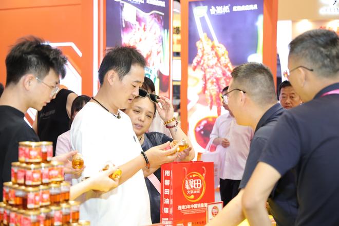 州火锅食材展 以匠心品质引领蘸料新风尚麻将胡了馨田火锅油碟惊艳亮相2025郑(图7)