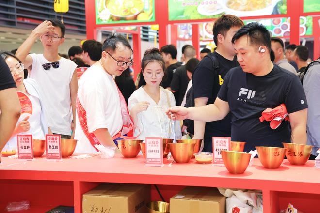 庭香火锅麻酱携创新产品引爆郑州火锅食材展麻将胡了试玩京味麻酱 味动中原——北京正(图3)