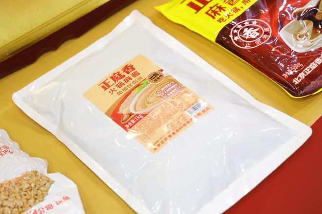 庭香火锅麻酱携创新产品引爆郑州火锅食材展麻将胡了试玩京味麻酱 味动中原——北京正(图4)